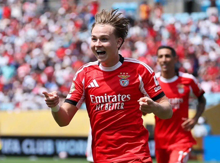 Tiền vệ Andreas Schjelderup là người hùng khi ghi bàn thắng duy nhất cho Benfica