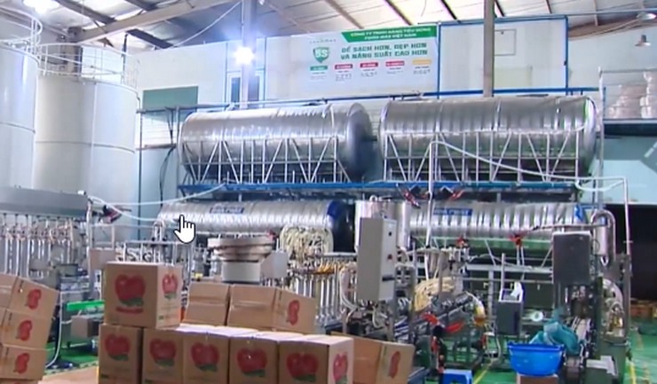 Các doanh nghiệp trong đường dây sản xuất dầu ăn giả ước tính doanh thu 8.200 tỷ đồng trong 3 năm gần đây - Ảnh VTV