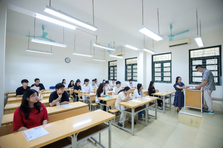 Thí sinh tham dự kỳ thi tốt nghiệp THPT 2025. Ảnh:&nbsp; Hữu Hưng (Người lao động)