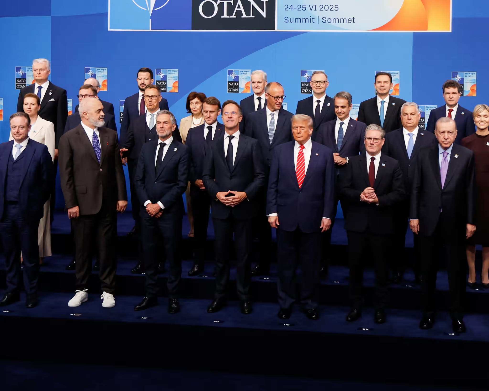Các nhà lãnh đạo NATO tại Hội nghị thượng đỉnh (ảnh: AP)