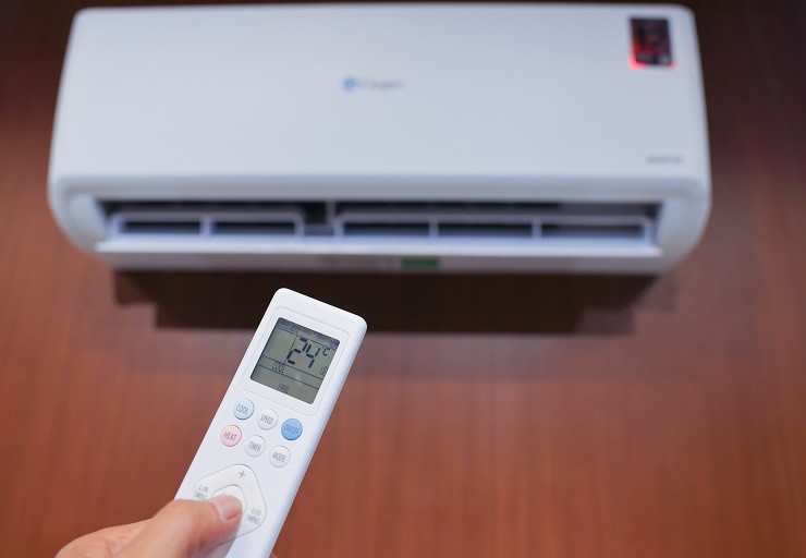 Dù nền nhiệt không cao nhưng cảm giác oi nóng ngột ngạt vẫn tiếp diễn, người dân sử dụng thiết bị làm lạnh với công suất lớn trong thời gian dài.