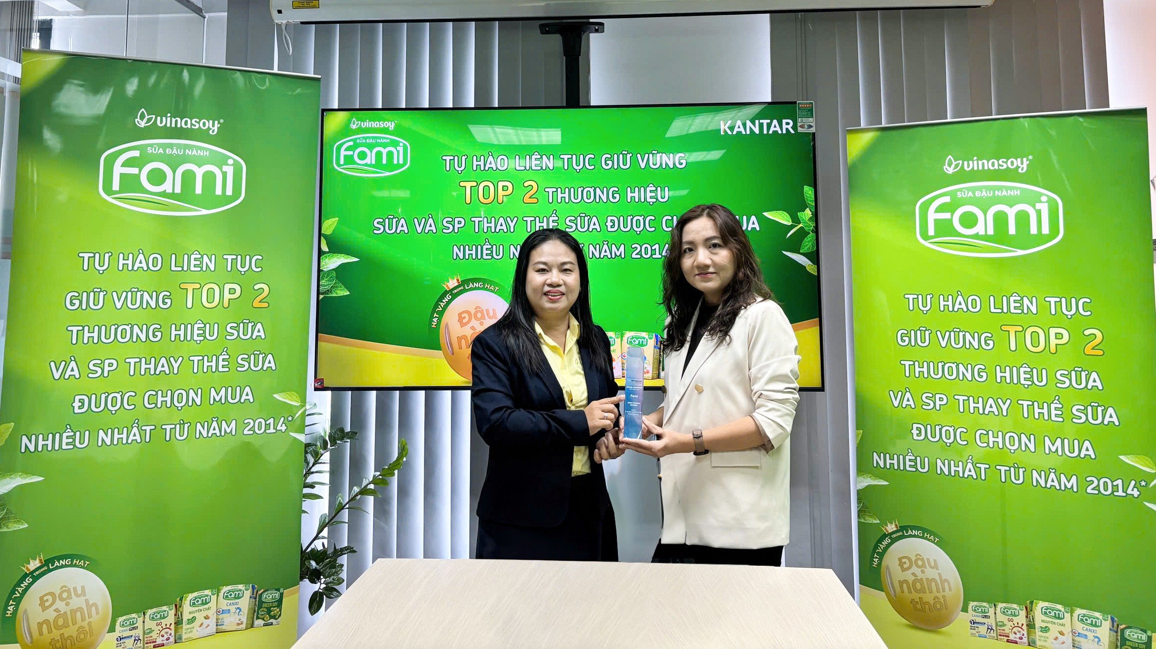 Bà Nguyễn Thị Hồng Yến - Đại diện thương hiệu Fami đón nhận danh hiệu từ Kantar Worldpanel