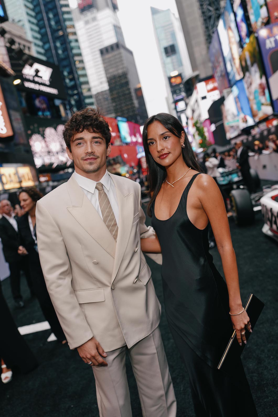 Hyền thoại của giải đua Công thức 1 - Lewis Hamilton cùng George Russell và Charles Leclerc (đi cùng bạn gái) tại buổi ra mắt phim ở New York. Ảnh: WB
