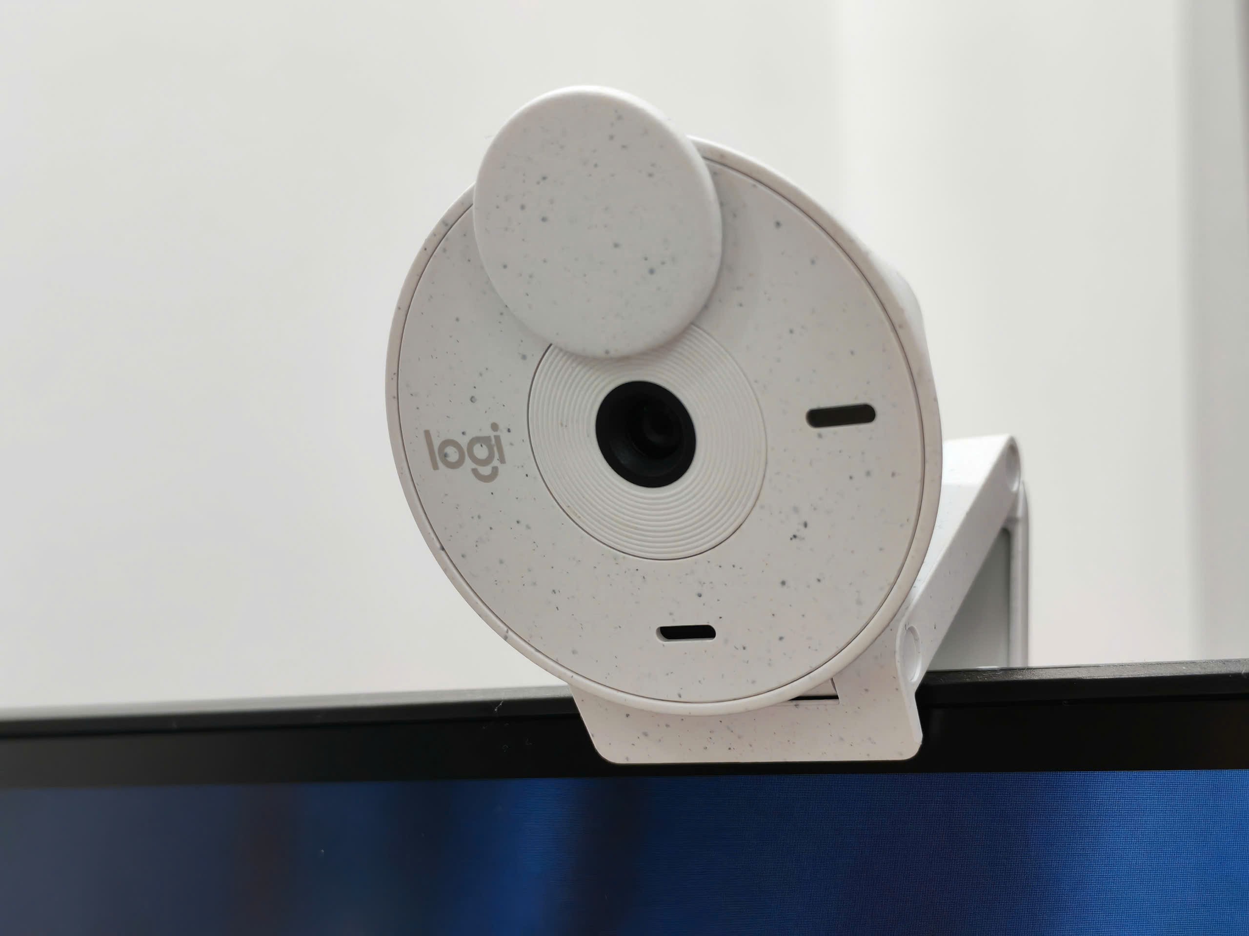 Trạng thái mở (trái) và khóa (phải) nắp che webcam.