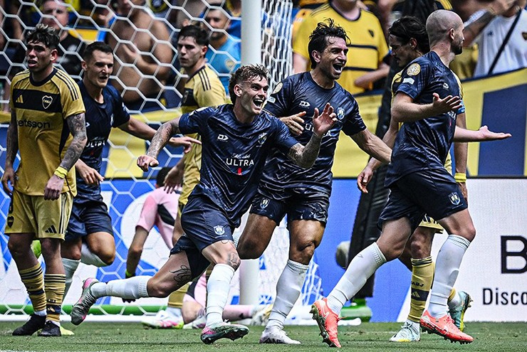 Các cầu thủ Auckland City ăn mừng bàn thắng vào lưới Boca Juniors