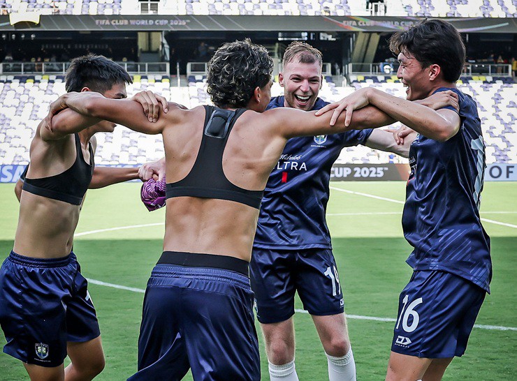 Niềm vui của các cầu thủ Auckland City sau khi cầm&nbsp;hòa Boca Juniors