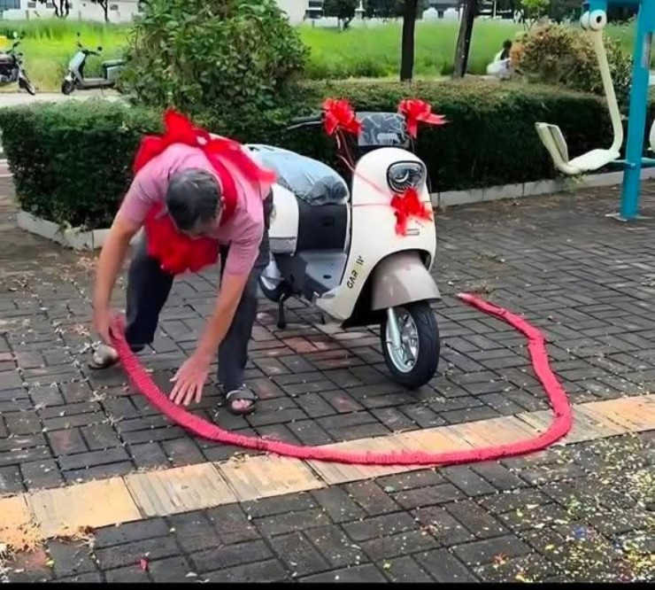 Đốt pháo mừng mua xe điện mới, chủ xe nhận lại bộ khung xe cháy đen sì - 2