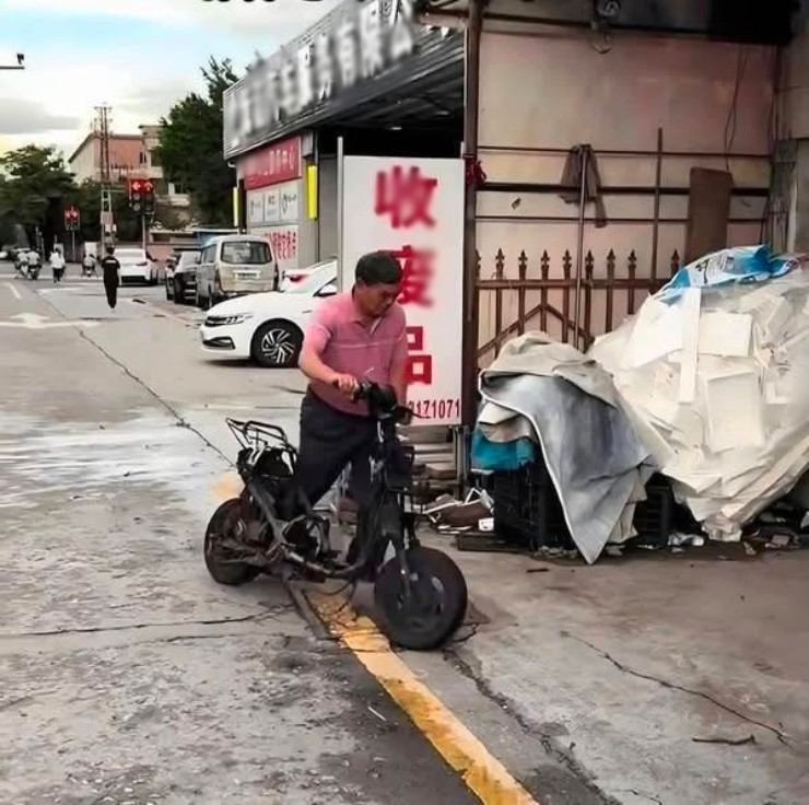 Đốt pháo mừng mua xe điện mới, chủ xe nhận lại bộ khung xe cháy đen sì - 3