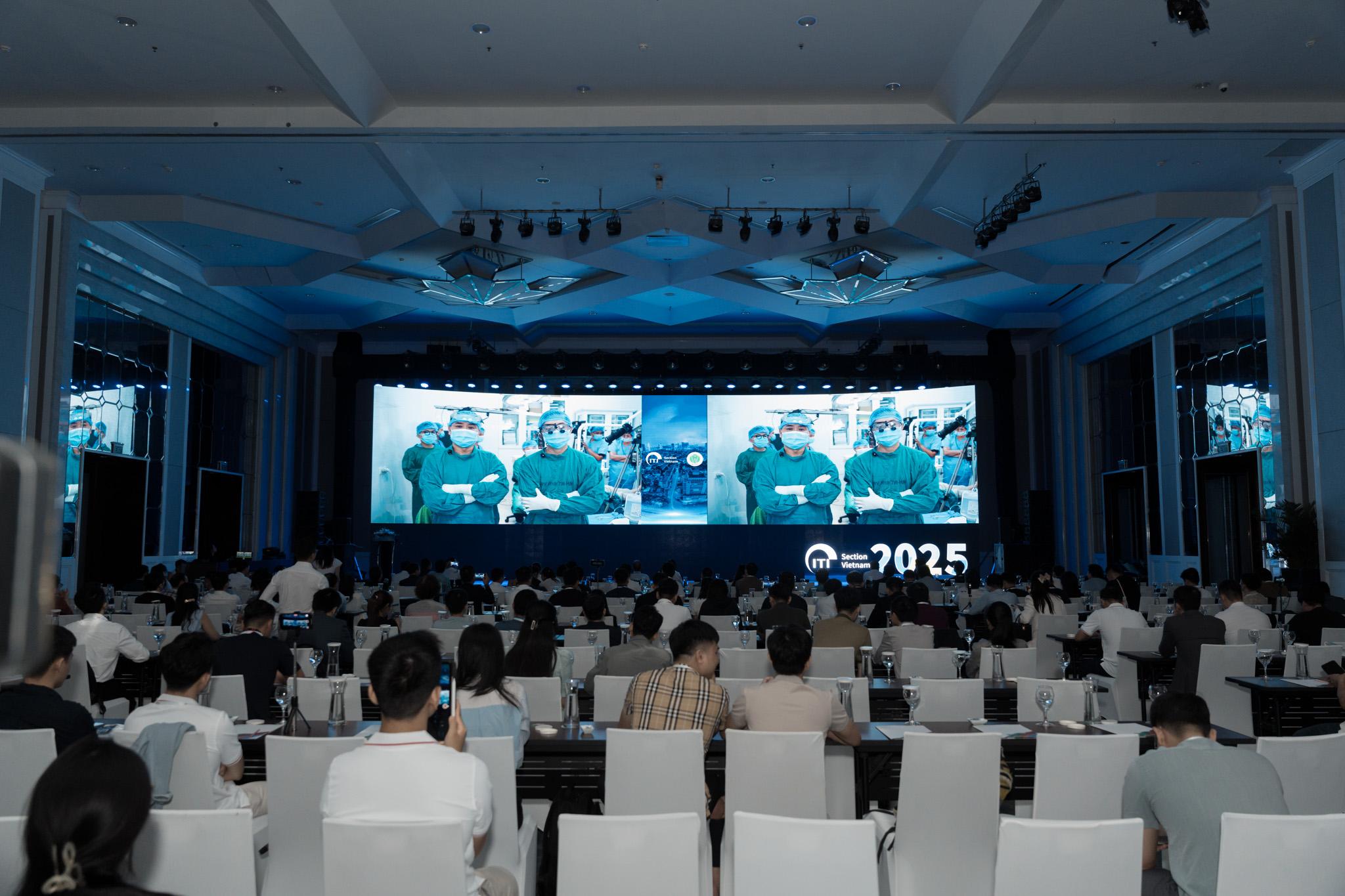 Phần Live Surgery toàn bộ quy trình điều trị biến chứng quanh Implant. Ảnh: ITI Section Vietnam.