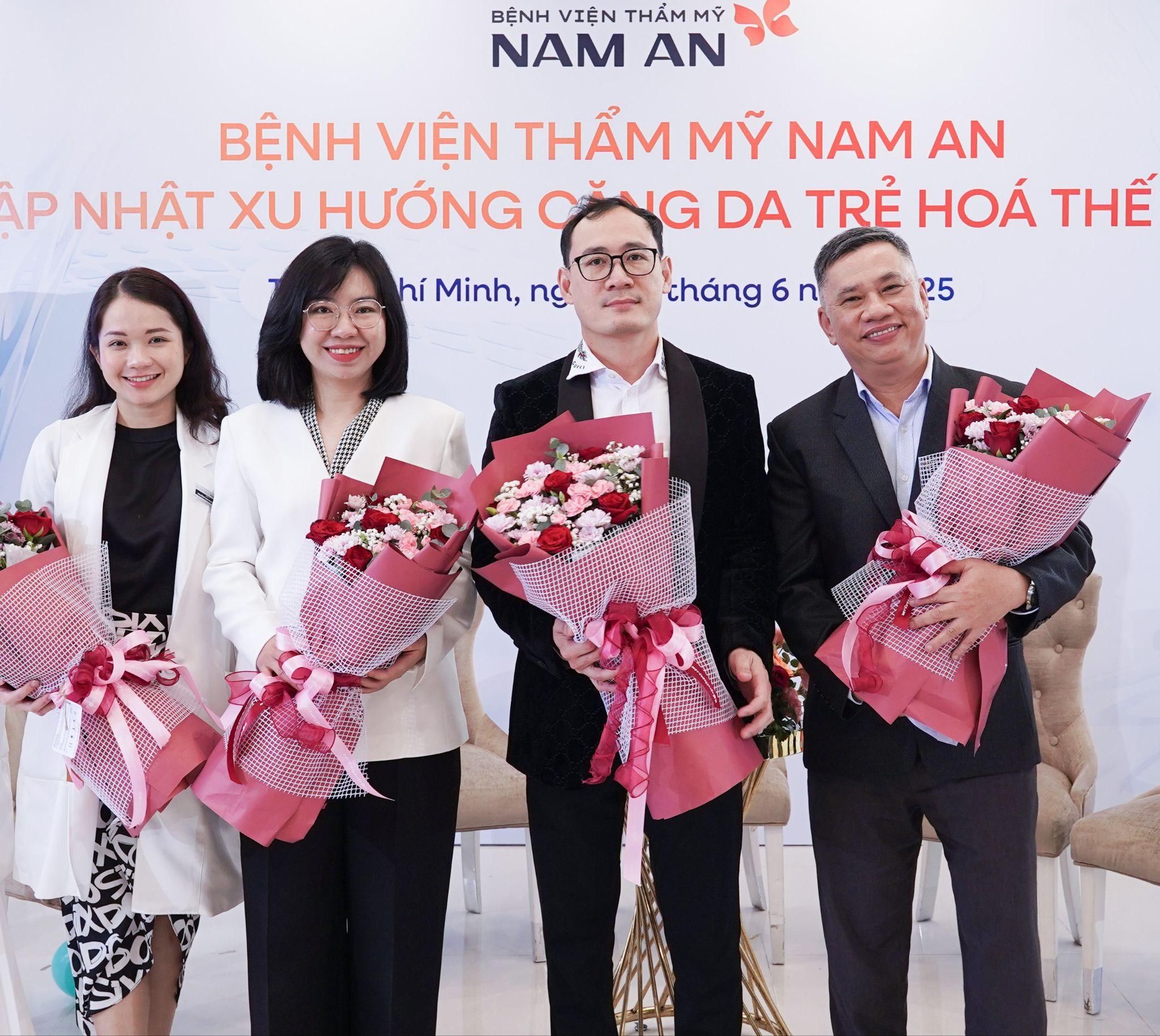 Từ trái qua phải: Bác sĩ Hoàng Kim; bác sĩ Yến Xuân; bác sĩ Đỗ Quang Khải và bác sĩ Trần Anh Tuấn trong buổi báo cáo hội thảo chuyên đề - Trong khuôn khổ phạm buổi lễ chuyển giao công nghệ trẻ hóa thế giới