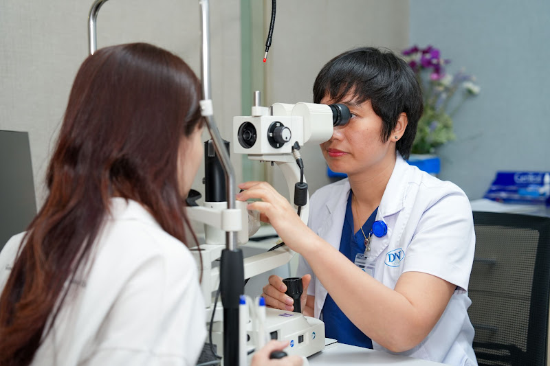 ThS.BS Đặng Thị Như Quỳnh, Phó Giám đốc Bệnh viện Mắt quốc tế DND thăm khám mắt chuyên sâu để đưa ra phương án điều trị tối ưu nhất cho bệnh nhân
