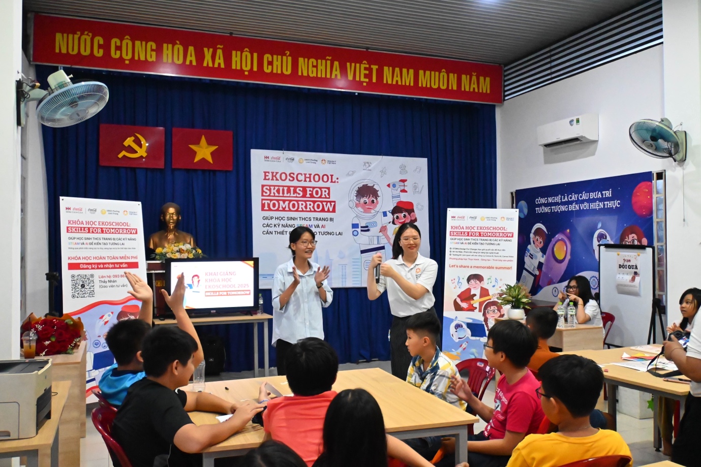 Các em học sinh hăng hái tham gia vào các hoạt động của lớp học