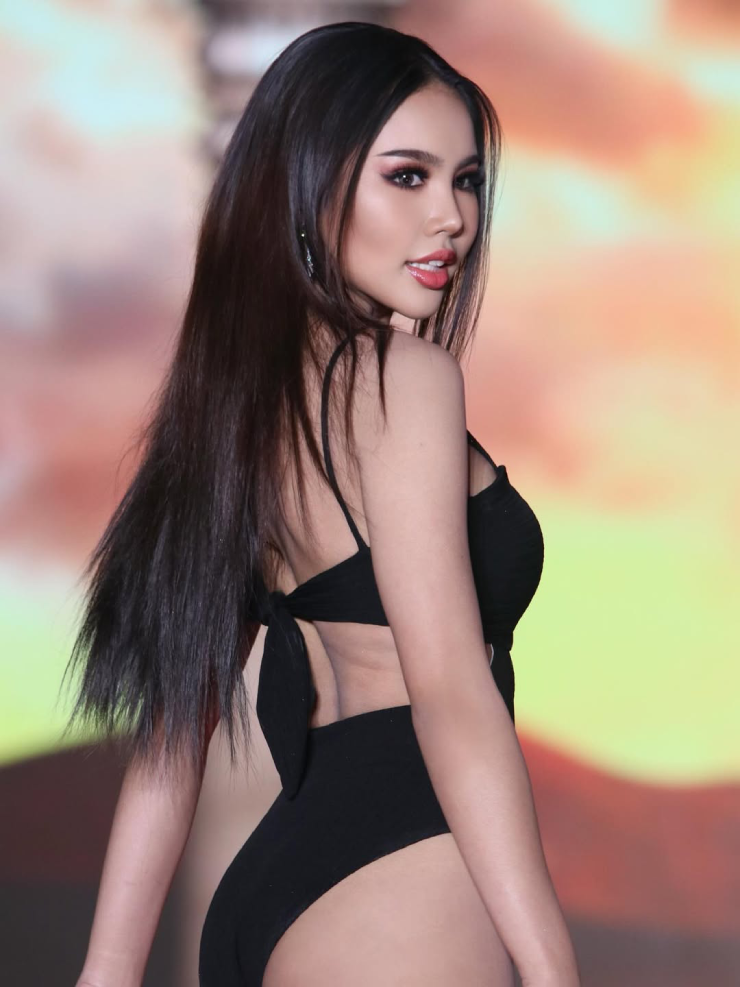 Gương mặt khả ái và nụ cười tỏa nắng, Thidamas Satlee nhận nhiều sự quan tâm dù không đạt thứ hạng cao ở Hoa hậu Hoàn vũ Phuket 2025.
