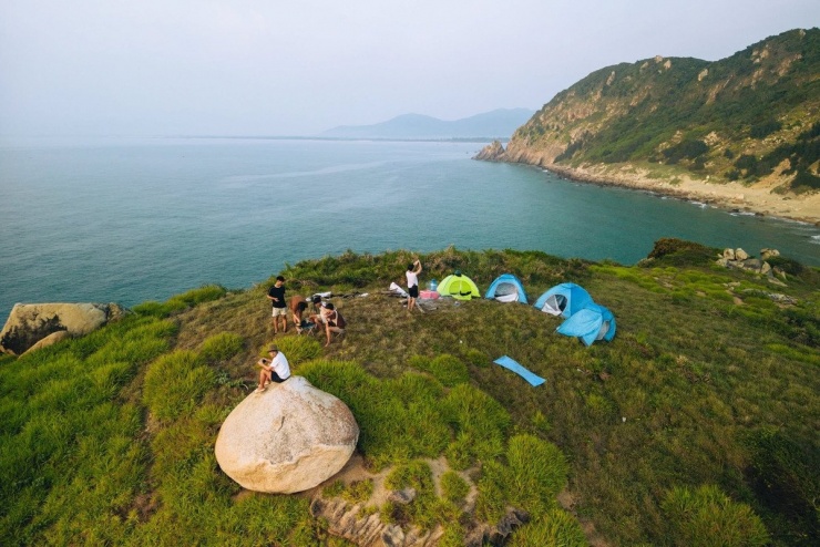 Hiện nay, dù vẫn chưa phát triển du lịch quy mô lớn, nhưng làng chài Tân Phụng bắt đầu có vài homestay do người dân địa phương làm chủ, phục vụ du khách theo kiểu “nhà trong làng”. Không có phòng sang trọng, điều hòa hay tiện nghi hiện đại, nhưng bù lại là tiếng sóng biển rì rào, gió biển mát lành và không khí trong lành, rất thích hợp cho các kỳ nghỉ dưỡng ngắn ngày. Ảnh Quan Nguyễn