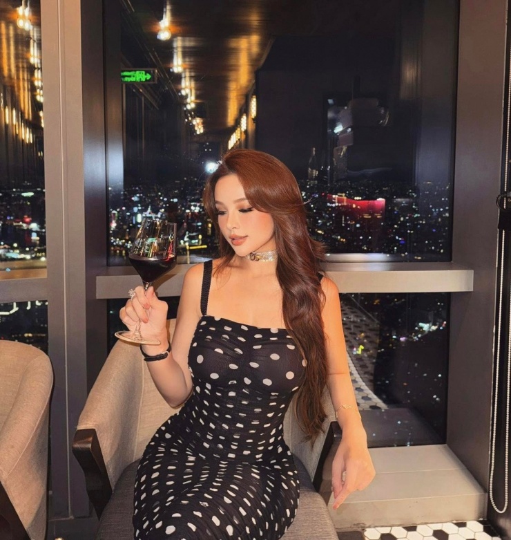 Cựu hotgirl 8X Huyền Baby (tên thật Đặng Ngọc Huyền, sinh năm 1989) từng nổi đình đám vì vẻ xinh đẹp ngọt ngào khi tham gia Miss Teen gần 10 năm về trước. Bây giờ đã có gia đình và đã qua tuổi 30, dù không phải người của showbiz nhưng Huyền Baby vẫn luôn thu hút sự quan tâm của công chúng, mỗi bài đăng đều thu hút sự chú ý từ netizen.
