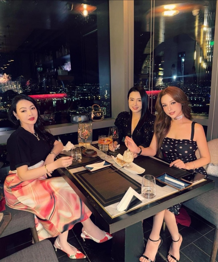 Mới đây, phú bà Sài thành lại khiến dân mạng trầm trồ vì loạt ảnh đi ăn tối ở nhà hàng sang trọng cùng với mẹ ruột và chị gái.