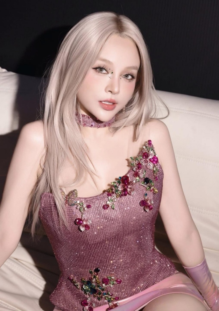 Gu ăn mặc của Huyền Baby cũng được đánh giá cao. Nàng cựu hot girl luôn biết cách khéo léo kết hợp những item khác nhau, tạo nên phong cách sang chảnh nhưng cũng đầy nữ tính.