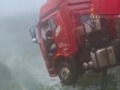 Trung Quốc: Mưa lũ gây sập cầu, tài xế container mắc kẹt trên miệng vực sâu 100m