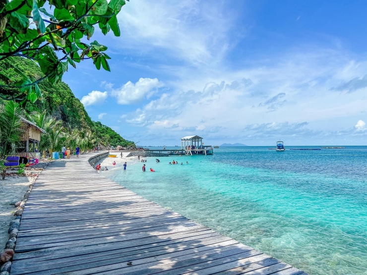 Không chỉ sở hữu bãi tắm sạch, hòn Hai Bờ Đập còn hấp dẫn du khách với nhiều loại hải sản tươi ngon như cá, ghẹ, mực, cua, ốc,... &nbsp;Ảnh: Kích Nam Du