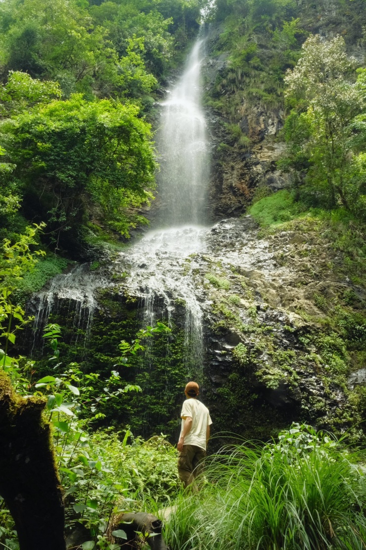 Chạm tay đến Y Tý trong veo.