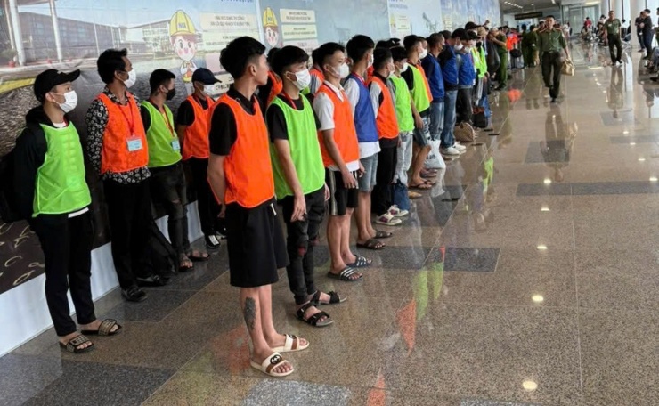 Một số đối tượng bị công an bắt tại sân bay. Ảnh: CACC