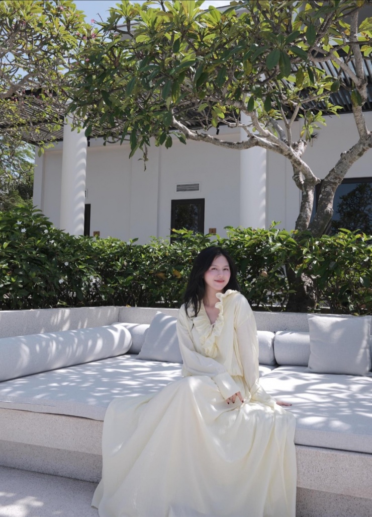 'Nữ thần bước ra từ đâu thế này', 'Đẹp quá, không có điểm nào để chê', 'Nhan sắc chói chang hơn cả mặt trời', các fan dành lời 'có cánh' cho người đẹp Tuyên Quang.