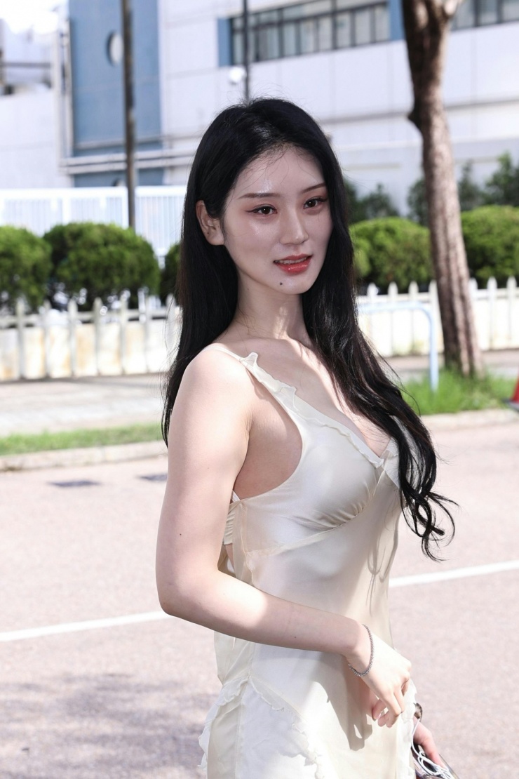 Người dự thi được yêu cầu không sử dụng loại kính áp tròng thời trang có tác dụng làm mắt trông to hơn hoặc đổi màu mắt. Ban tổ chức phỏng vấn thí sinh, sau đó chọn người vào vòng chung kết.