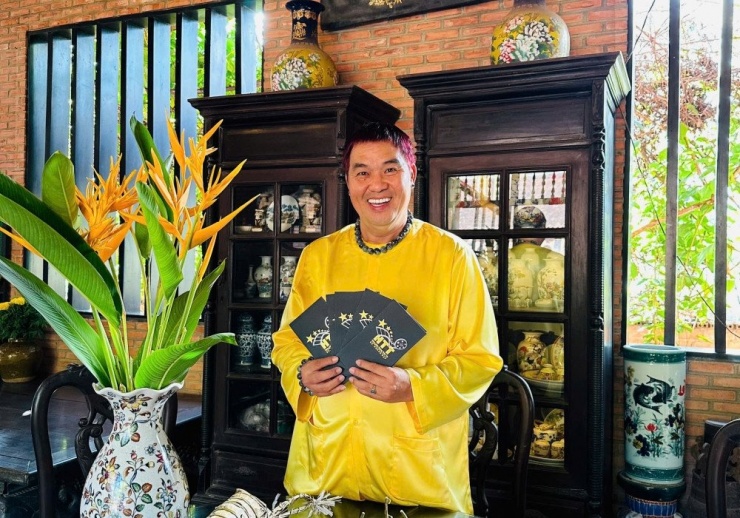 Toàn bộ nội thất trong căn nhà này, từ sập, tủ, giường, bàn ghế cũng như các bình hoa, lư hương, tượng Phật… đều là đồ cổ được nam nghệ sĩ sưu tầm từ Nam chí Bắc trong nhiều năm liền với trị giá vài chục tỷ đồng.