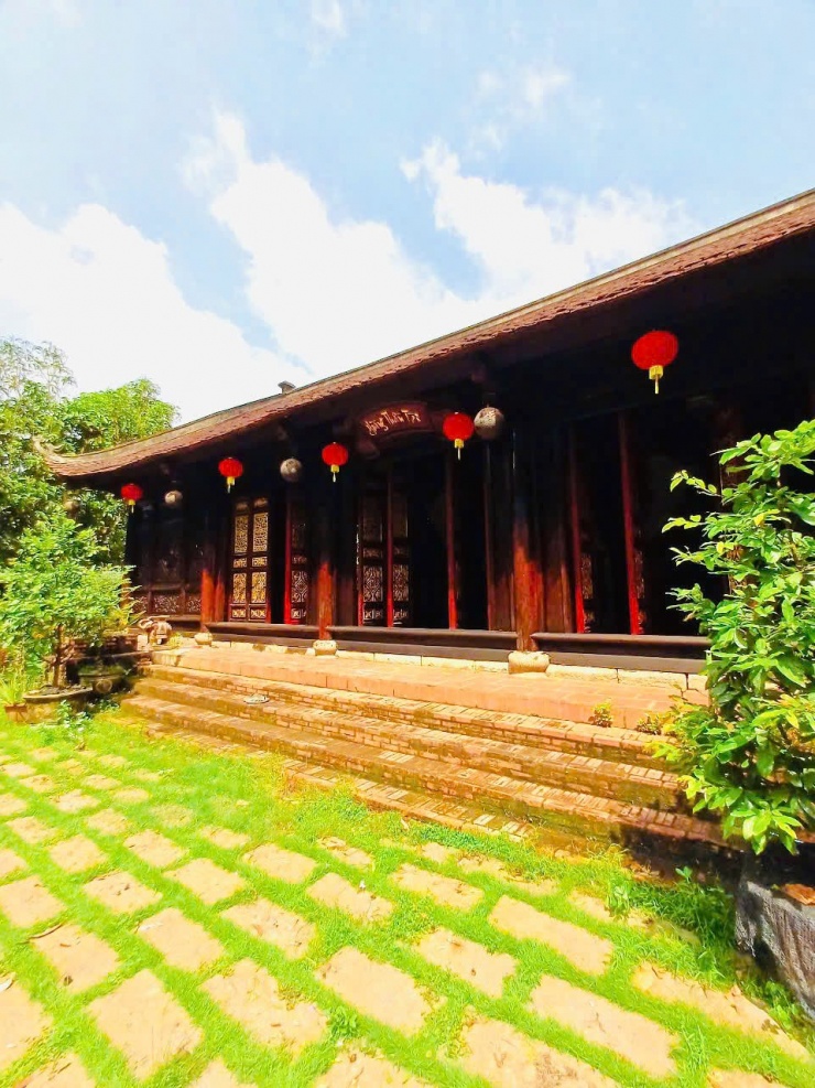 Xác của ngôi nhà chính, là ngôi nhà cổ ở Nam Định có tuổi đời hơn 100 tuổi, được anh vận chuyển vào Nam. Căn nhà này được chính những người thợ ở miền Bắc vào thi công, lắp đặt từ viên ngói đến hàng gạch.