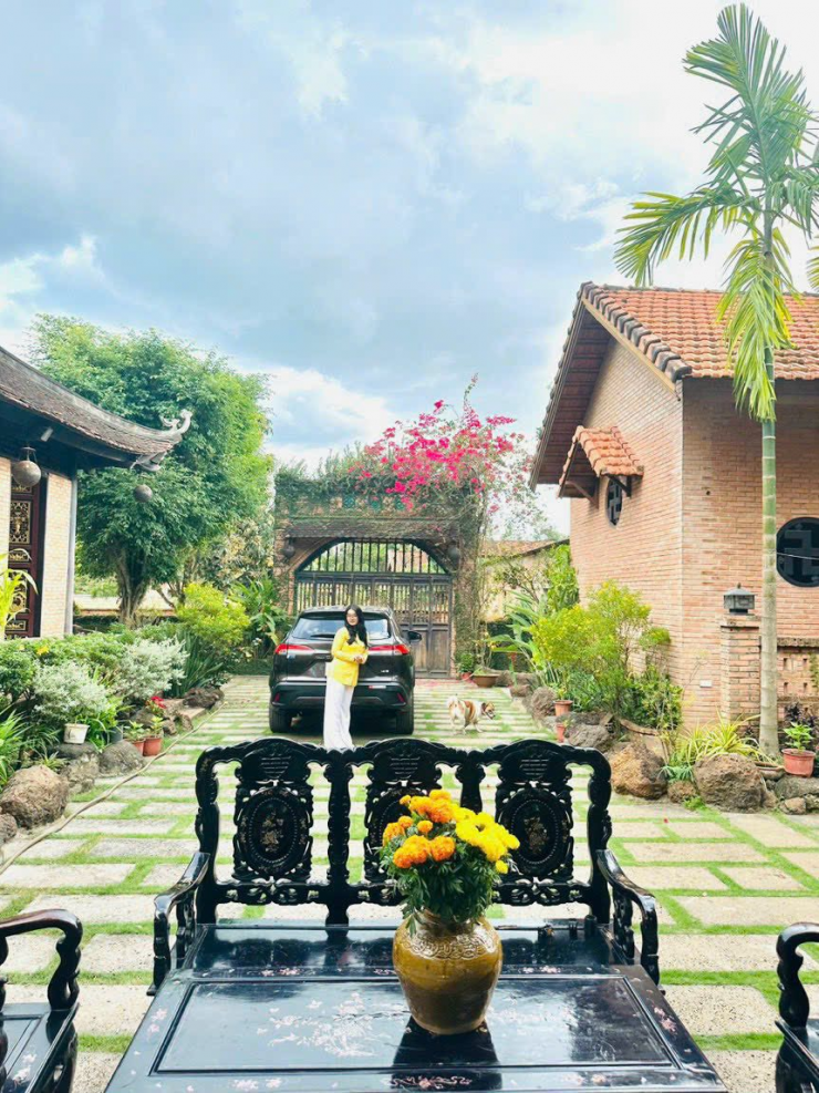 Căn biệt thự cổ này được Hoàng Mập xây dựng tâm huyết suốt 3 năm trời, là công sức của đại gia đình anh, tự tay trồng từ cành cây ngọn cỏ.