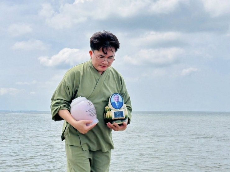 MC Đại Nghĩa đưa tro của ba mẹ rải xuống biển và cho biết họ "trở về cát bụi một ngày cùng nhau".