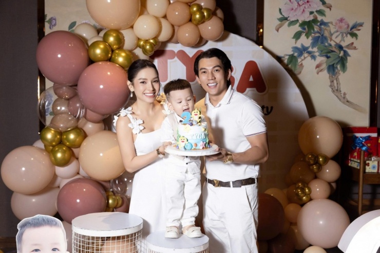 Vợ chồng Phương Trinh Jolie mừng con trai Tyga tròn hai tuổi.