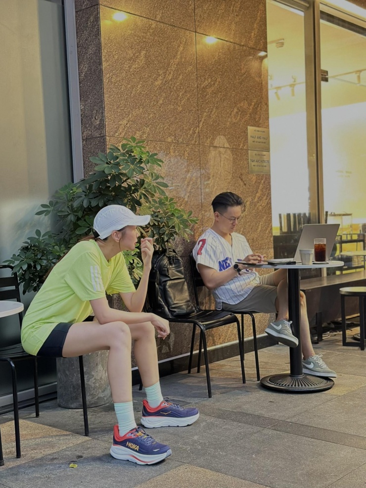 Người mẫu Thanh Hằng chú thích bức ảnh chụp dáng ngồi của cô và chồng: "Rồi ai đàn ông hơn?".