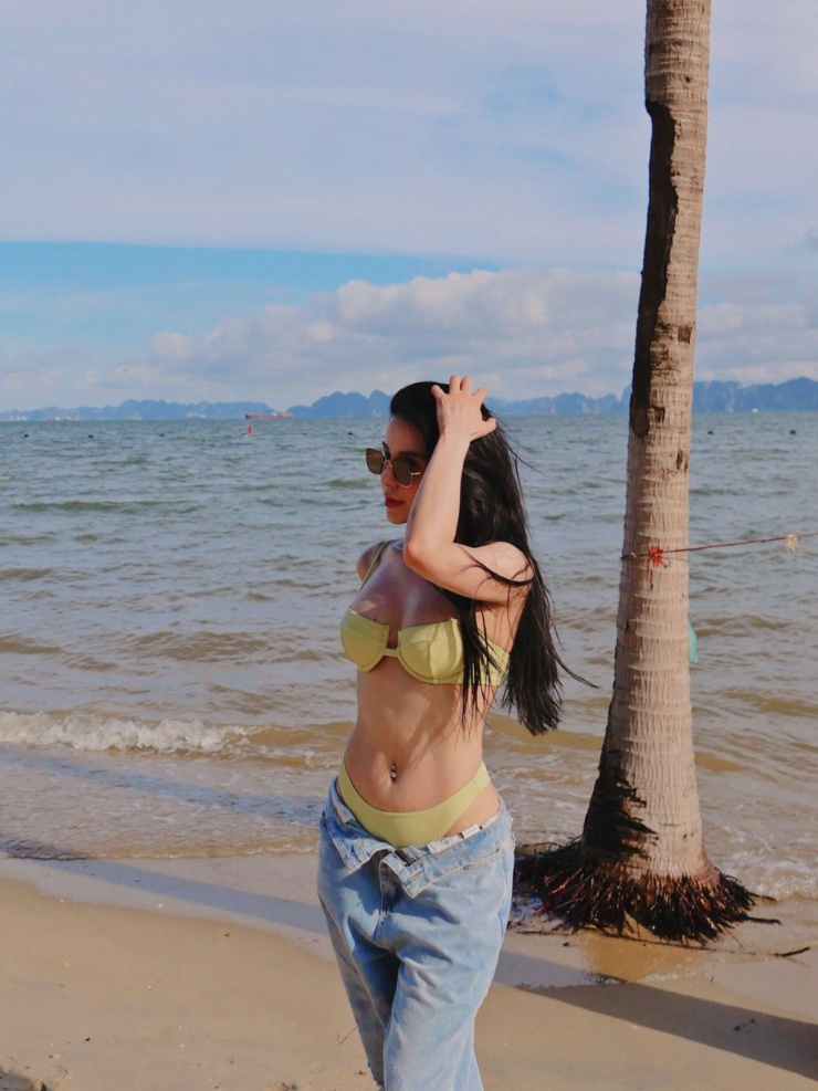"Chị đẹp" Diệp Lâm Anh mặc bikini tôn vóc dáng quyến rũ ở Hạ Long.