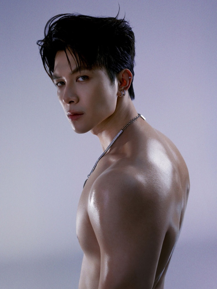 Anh Tú Atus gây ấn tượng bởi body vạm vỡ.