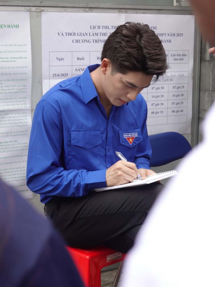 Nam diễn viên viết lời chúc cho các sĩ tử.
