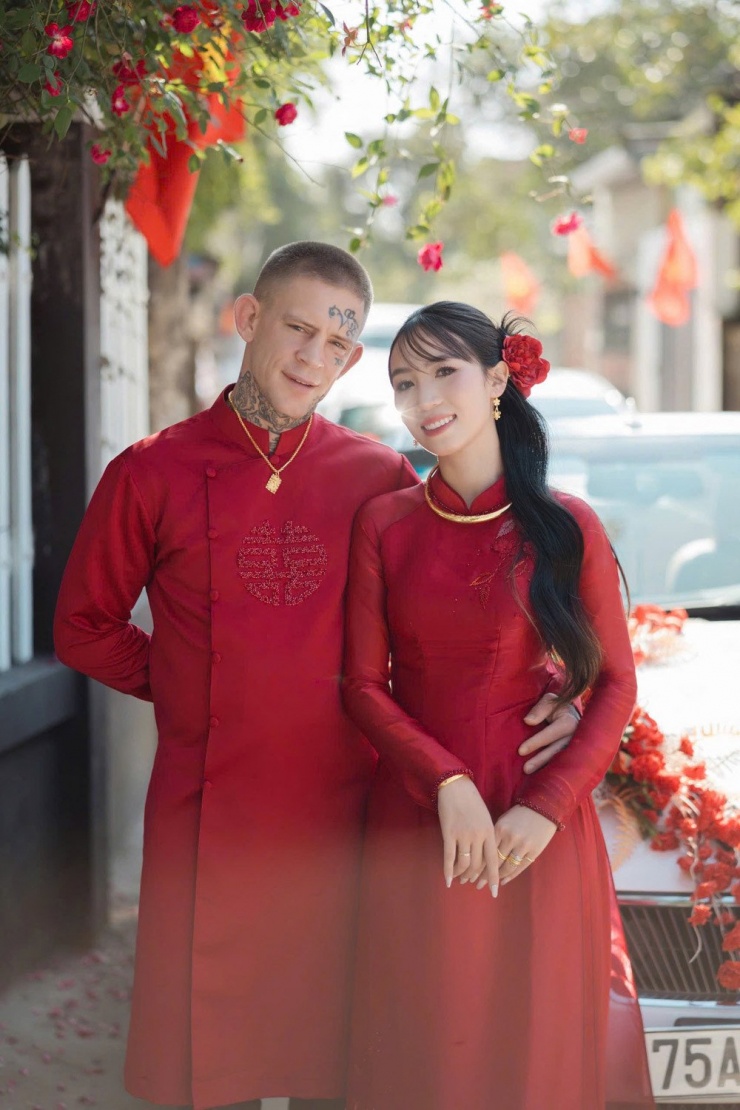 Chú rể ngoại quốc mặc áo dài trong ngày ăn hỏi 