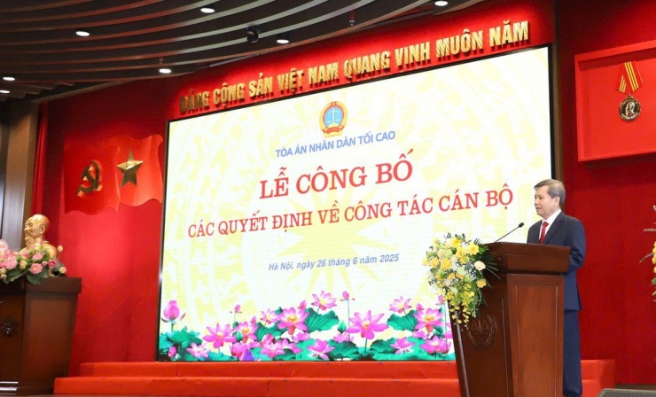 Chánh án TAND Tối cao Lê Minh Trí phát biểu tại buổi lễ công bố các quyết định về công tác cán bộ. Ảnh: MAI ĐỈNH