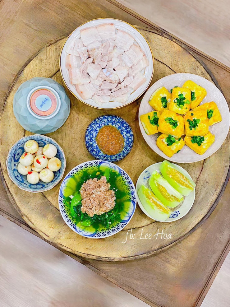 Một góc bàn ăn đầy cảm hứng, minh chứng rằng nấu ăn ở nhà không hề nhàm chán