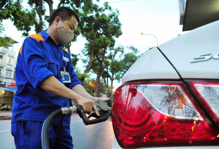 Giá xăng dầu lại tăng tiếp. Ảnh: Nam Khánh