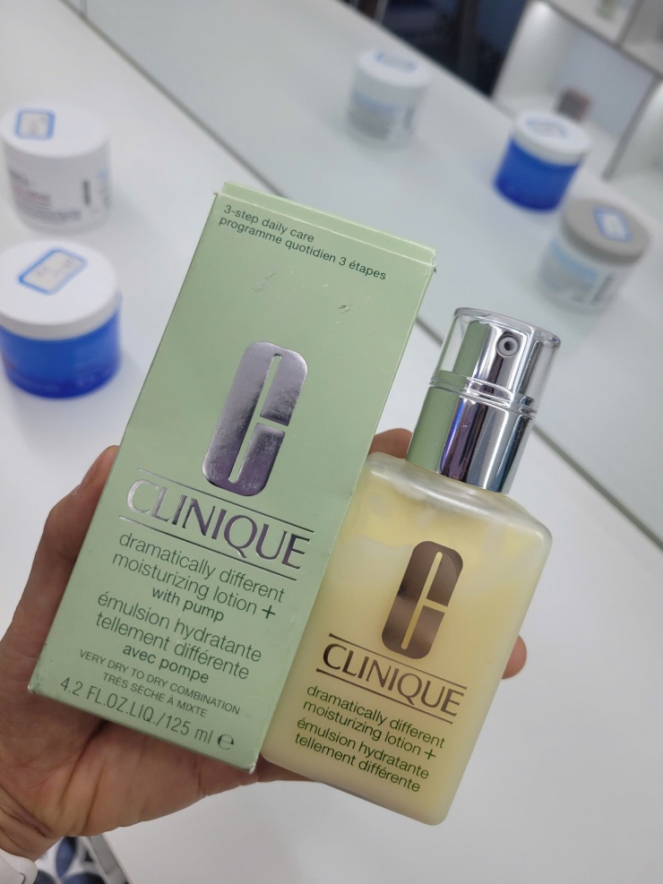Theo ông Linh, với sản phẩm dưỡng ẩm thương hiệu Clinique này, nhìn bao bì, chất kem... rất khó để người tiêu dùng nhận diện được đây là hàng thật hay giả. Tuy nhiên, khi nhỏ mỹ phẩm ra tay và trải nghiệm, với người thường xuyên sử dụng nhãn hàng này chắc chắn sẽ nhận ra sự bất thường ở kết cấu và độ tan của sản phẩm.