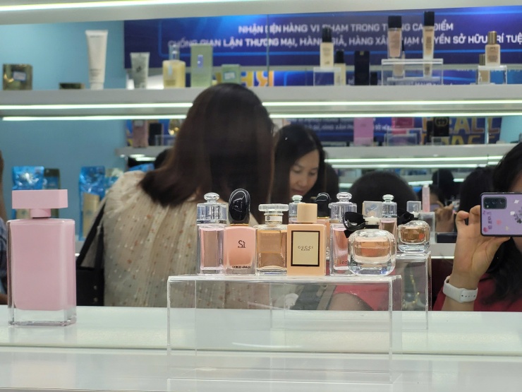 Cận cảnh mỹ phẩm, kính mắt, đồng hồ giả, vi phạm sở hữu trí tuệ y như hàng chính hãng - 10