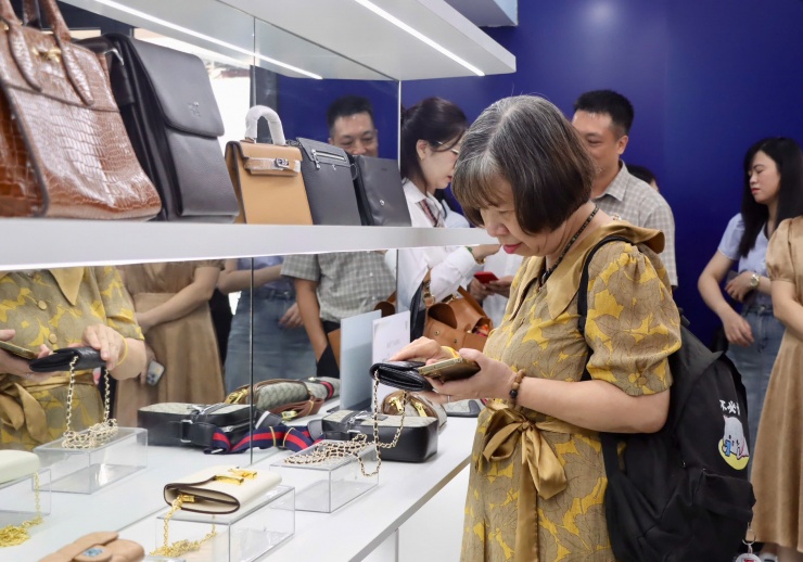 Cận cảnh mỹ phẩm, kính mắt, đồng hồ giả, vi phạm sở hữu trí tuệ y như hàng chính hãng - 14
