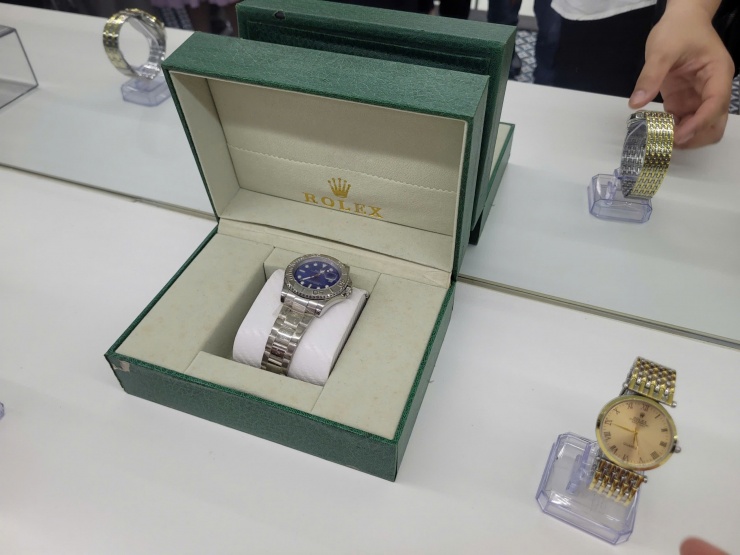 Điển hình, như các sản phẩm túi xách Hermes, đồng hồ Rolex, Hublot, kính mắt Chanel, Gentle Monster, dây lưng Gucci lực lượng QLTT thu giữ tại Trung tâm thương mại Saigon Square (TP.HCM) trong đợt kiểm tra vừa qua và tại các tuyến phố du lịch tại TP. Đà Nẵng, cửa hàng kinh doanh mỹ phẩm tại Quảng Ninh.