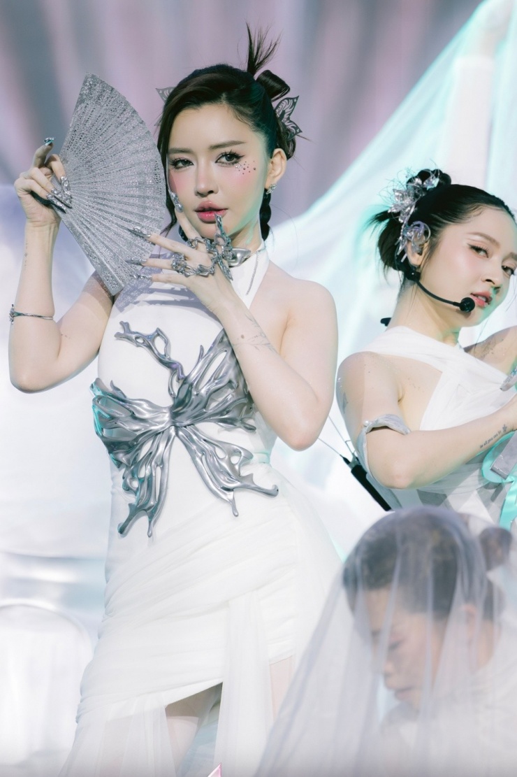 Bích Phương, 36 tuổi, đang là một trong những nhân tố tạo sức hút cho Em xinh say hi nhờ lối trình diễn ấn tượng, đầu tư về thời trang. Ở tiết mục Cầm kỳ thi họa tại vòng sân khấu thứ nhất, cô diện bộ đầm ngắn tay cổ yếm, pha trộn nét dân gian và hiện đại. Ca khúc nhận điểm số cao nhất của khán giả trường quay (114 phiếu), cách biệt đội thứ hai (98 phiếu).