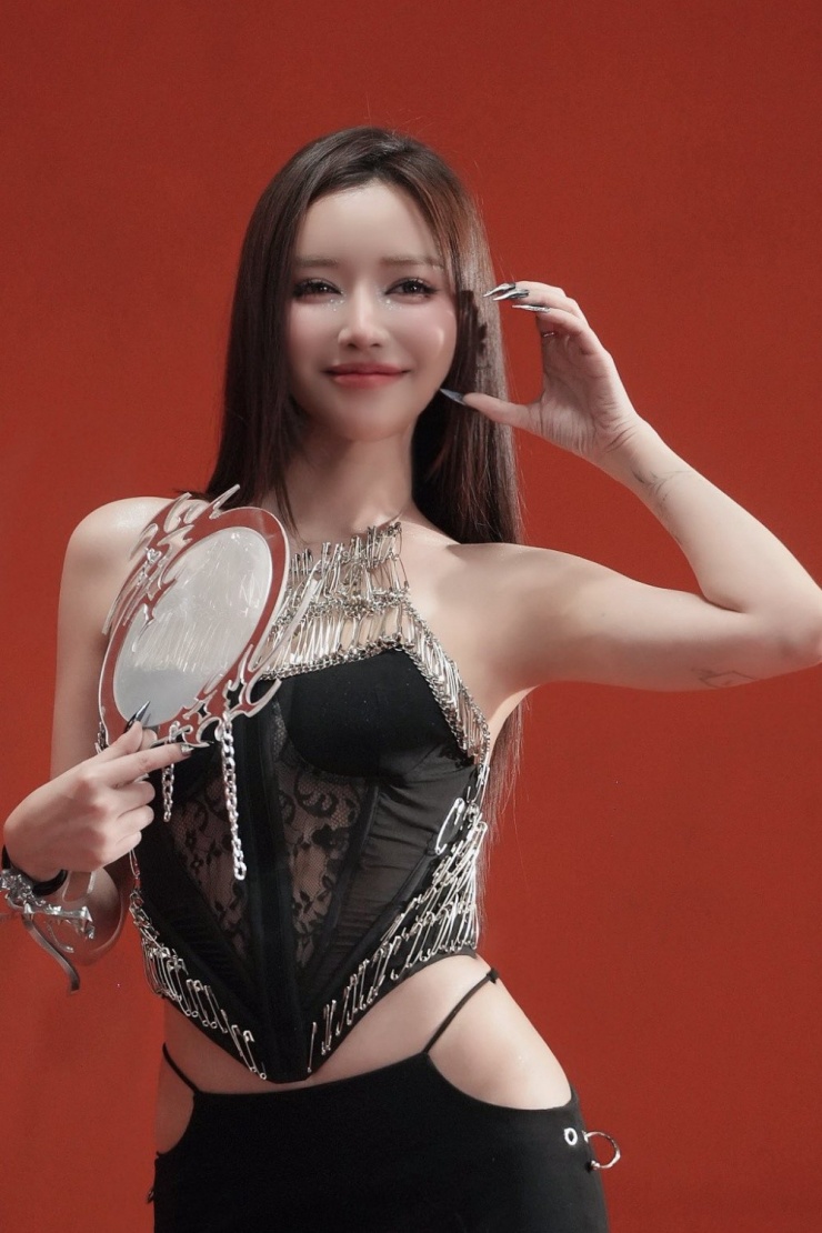 Phong cách gợi cảm của &#39;Em xinh&#39; Bích Phương - 4