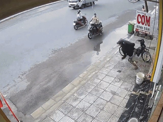 Thanh niên cầm gậy rượt đuổi kẻ trộm xe máy