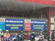 Xúc động hình ảnh phụ huynh TPHCM đội mưa chờ con thi tốt nghiệp