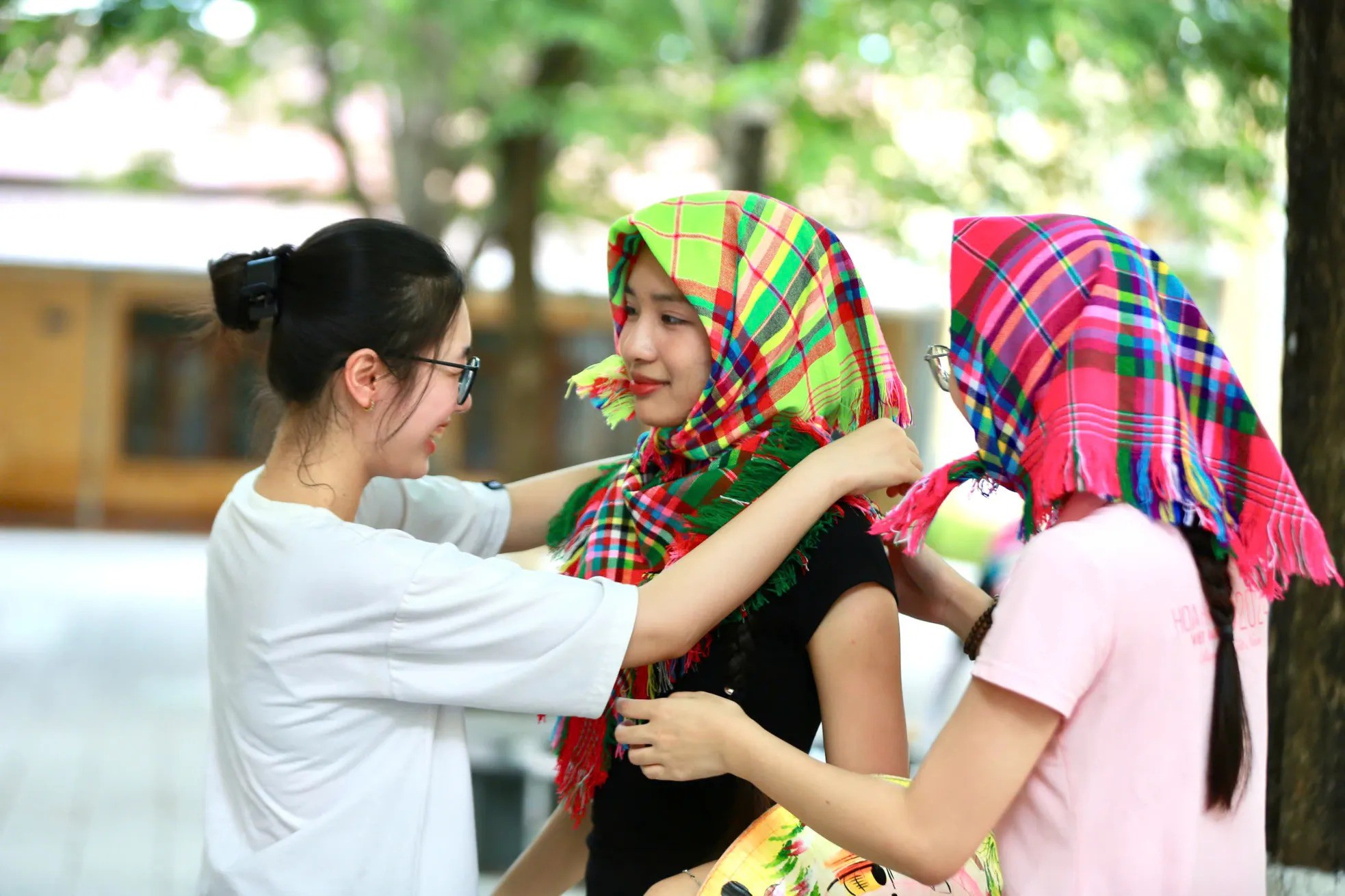 Mốt trùm khăn &#39;bà thím&#39; được thí sinh Hoa hậu Việt Nam yêu thích - 3