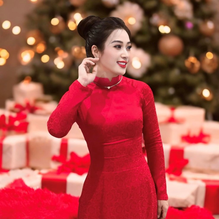 Năm 2017, Hellen Thủy ghi dấu ấn đậm nét khi giành chiến thắng tại chương trình Thần tượng Bolero.
